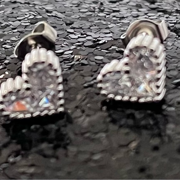 🩵 NWT Heart earrings never worn  silver tone with cubic zirconia - Picture 3 of 6
